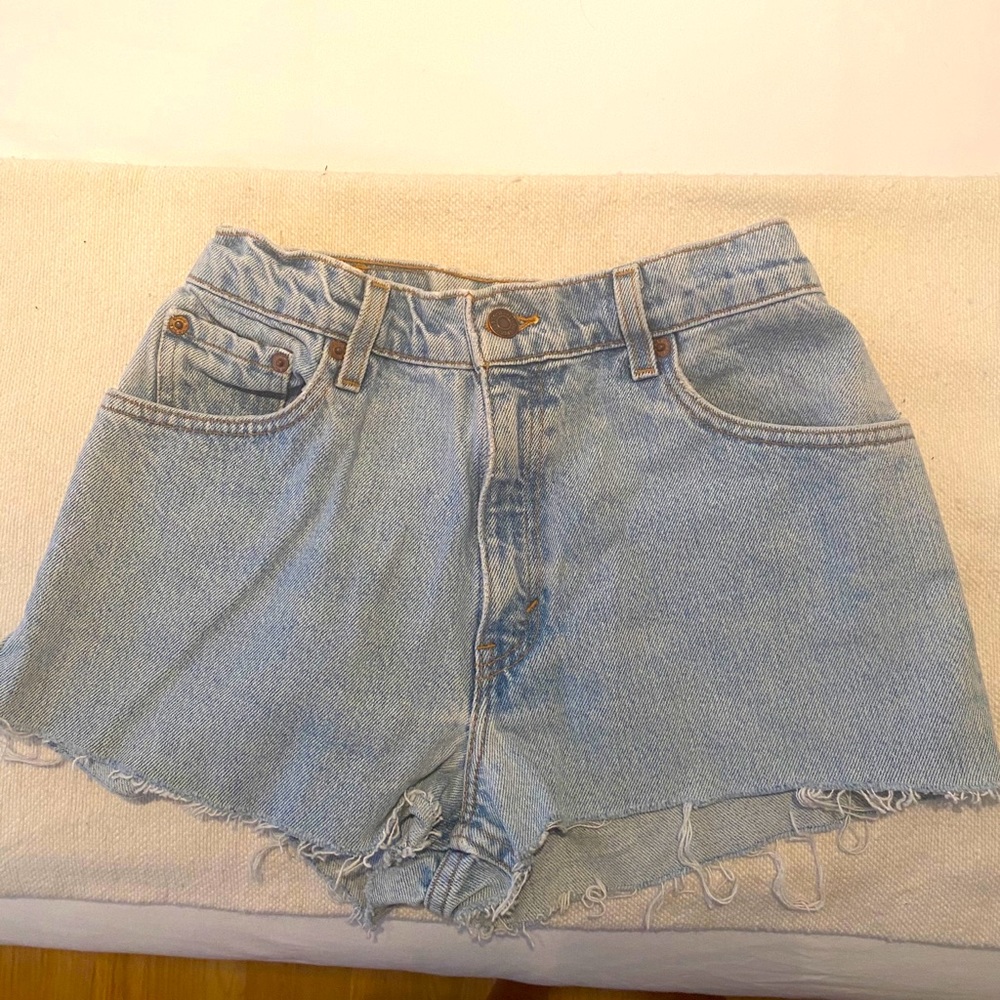Levi’s mid rise shorts. NEVER WORN
